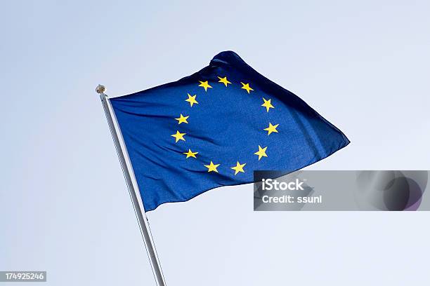 Флаг Европейского Союза Против Неба — стоковые фотографии и другие картинки Без людей - Без людей, Бизнес, Ветер