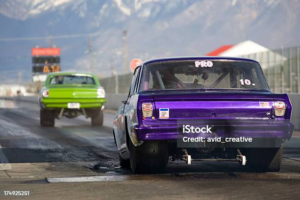 Purple Drag Car Bis Nächsten Stockfoto und mehr Bilder von Motorsport - Motorsport, Rennen - Sport, Asphalt