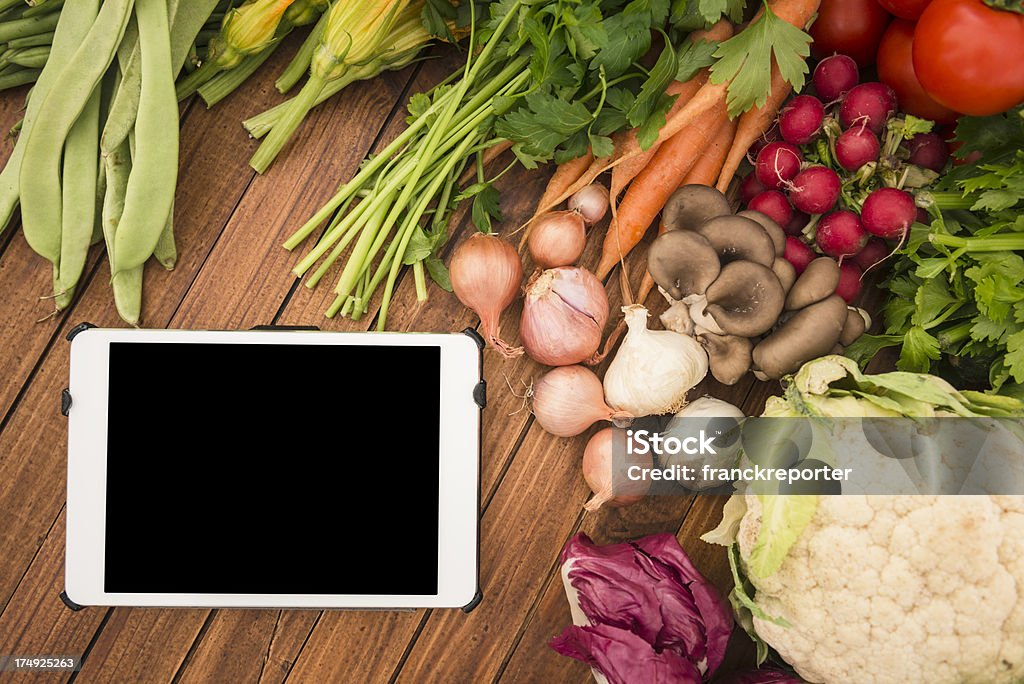 Alimentos orgánicos mezclar con tableta digital - Foto de stock de Ajo libre de derechos