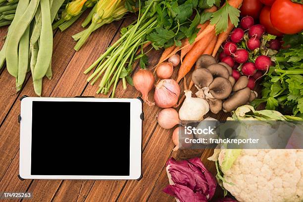 Alimentos Orgánicos Mezclar Con Tableta Digital Foto de stock y más banco de imágenes de Ajo - Ajo, Alimento, Borde