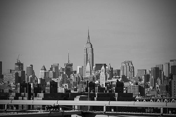 empire state building preto e branco - skyline new york city brooklyn bridge new york state imagens e fotografias de stock