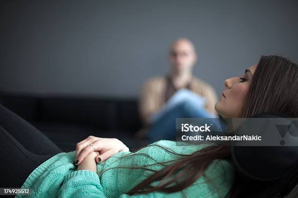 Foto de Terapia e mais fotos de stock de Deitar - Deitar, Mulheres, Profissional de saúde mental