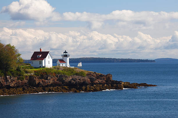 curtis ilha farol e veleiro em porto de camden (maine) - new england camden maine lighthouse maine imagens e fotografias de stock