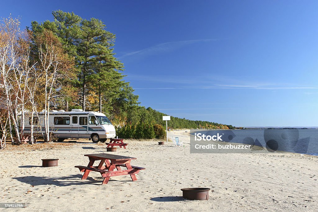 RV vacaciones de verano en la playa - Foto de stock de Autocaravana libre de derechos