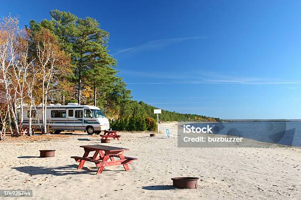 Rv Vacaciones De Verano En La Playa Foto de stock y más banco de imágenes de Autocaravana - Autocaravana, Camping, Playa