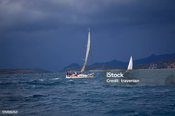 Photo libre de droit de Équipe De Voile Sur Un Yacht Ou Le Temps Orageux banque d'images et plus d'images libres de droit de Activité de loisirs - Activité de loisirs, Activité physique, Adulte