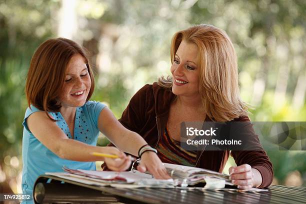 Sorridente Madre E Figlia Facendo I Compiti - Fotografie stock e altre immagini di 10-11 anni - 10-11 anni, Abbigliamento casual, Adulto