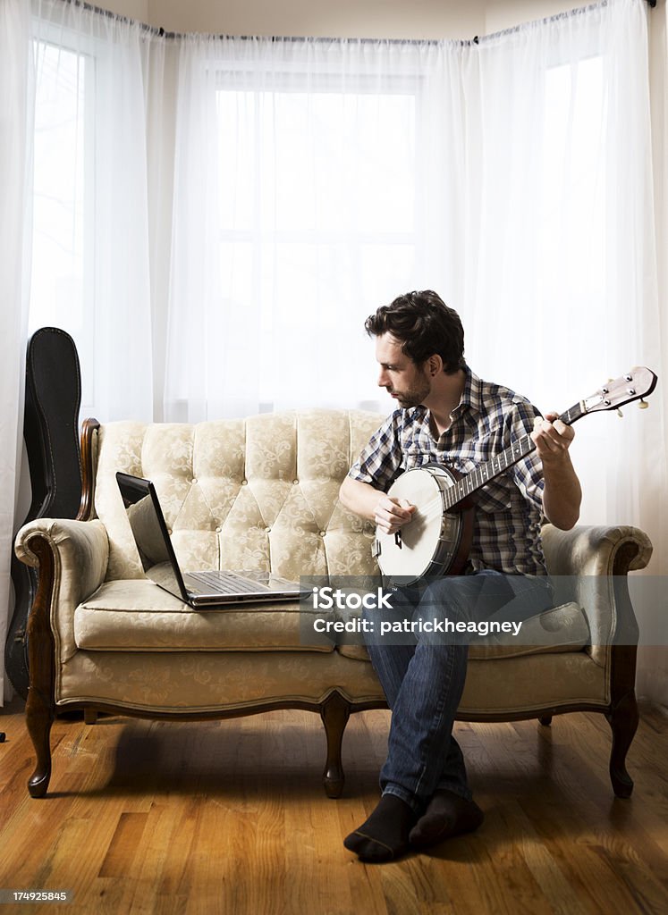 남자의 랩탑형 및 Banjo - 로열티 프리 밴조 스톡 사진