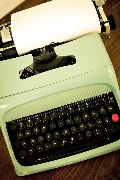старый винтажный пишущая машинка и белый лист бумаги - letter h typewriter key typewriter old стоковые фото и изображения