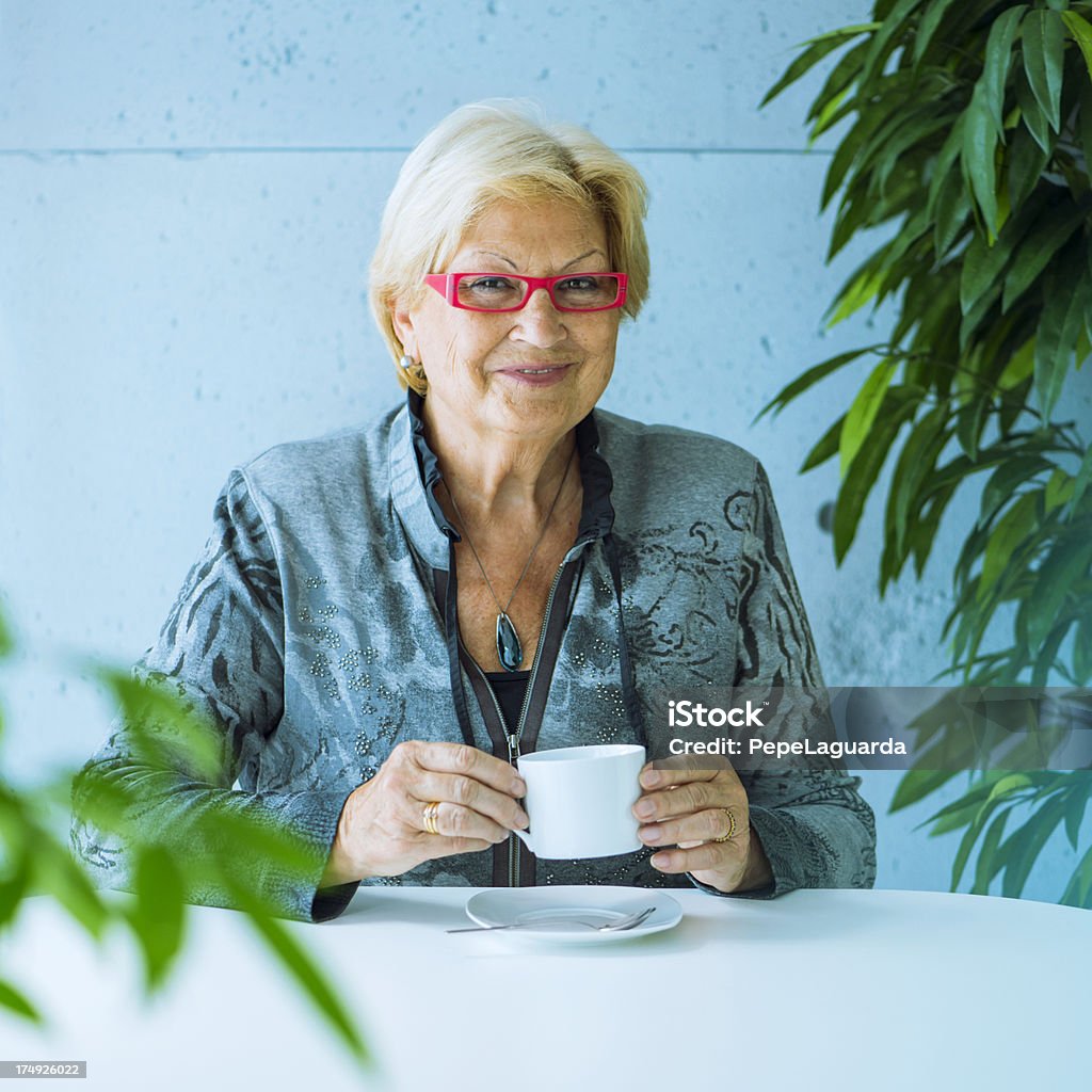 Senior mujer en un receso - Foto de stock de Mirando a la cámara libre de derechos