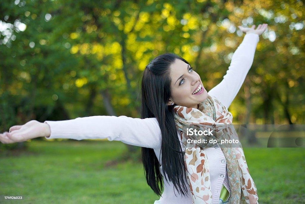 Довольно молодая женщина с Поднятые вверх руки - Стоковые фото Беззаботный роялти-фри
