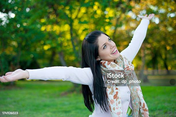Довольно Молодая Женщина С Поднятые Вверх Руки — стоковые фотографии и другие картинки Беззаботный - Беззаботный, Благополучие, Весёлый