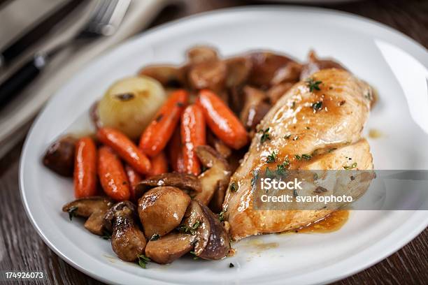 Peito De Frango Grelhado Com Cogumelos E Cenouras - Fotografias de stock e mais imagens de Acompanhamento - Acompanhamento, Alimentação Saudável, Branco