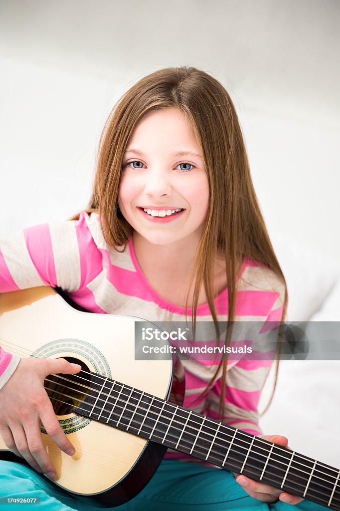 Ragazza Suona la chitarra - Foto stock royalty-free di 10-11 anni