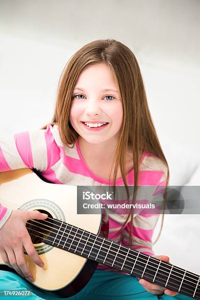 Ragazza Suona La Chitarra - Fotografie stock e altre immagini di 10-11 anni - 10-11 anni, Adolescente, Adolescenza