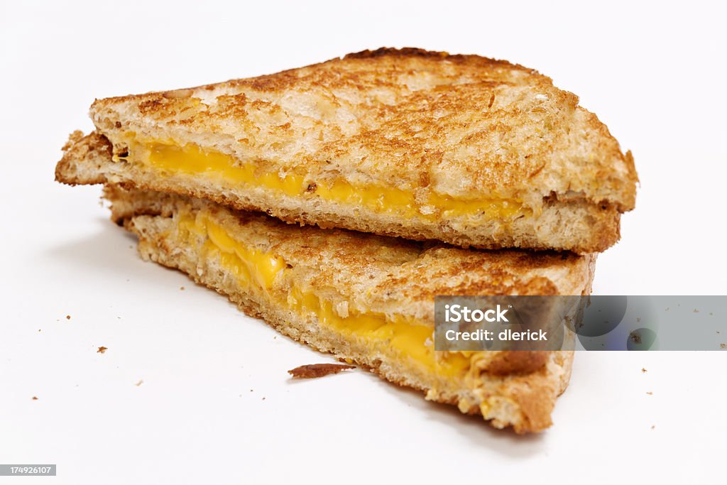 Un sándwich de queso A la reducción de la mitad en fondo blanco. - Foto de stock de Alimento libre de derechos