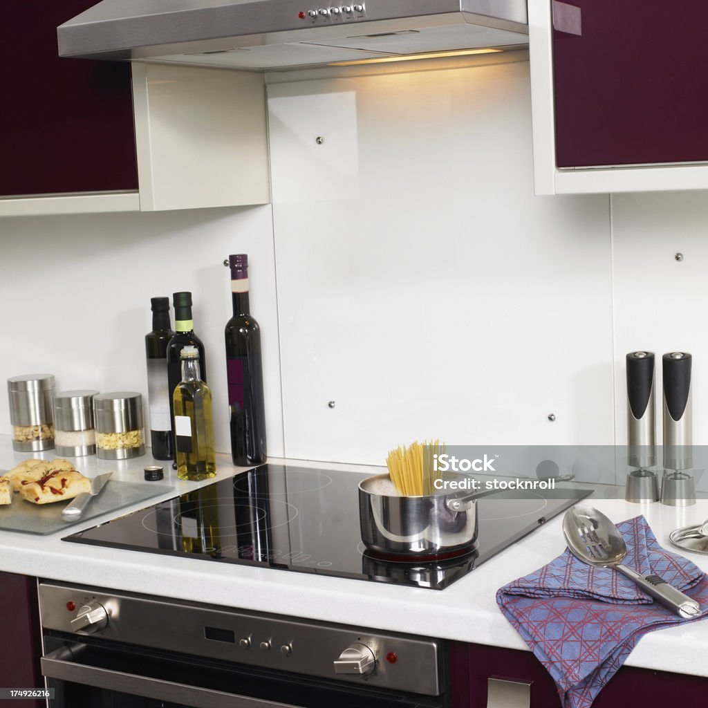 Pastas caseras de la cocina a la vista en pan en hob - Foto de stock de Accesibilidad libre de derechos