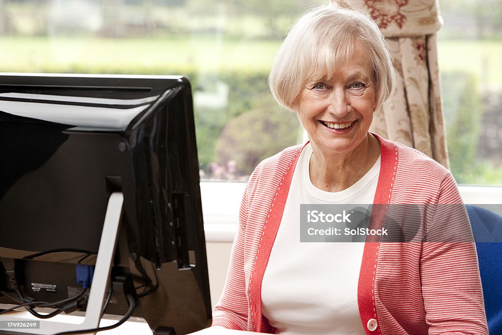 Dojrzała kobieta na komputerze - Zbiór zdjęć royalty-free (Aktywni seniorzy)