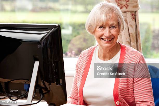 Зрелые Леди На Компьютер — стоковые фотографии и другие картинки Активный пенсионер - Активный пенсионер, Бабушка, В помещении