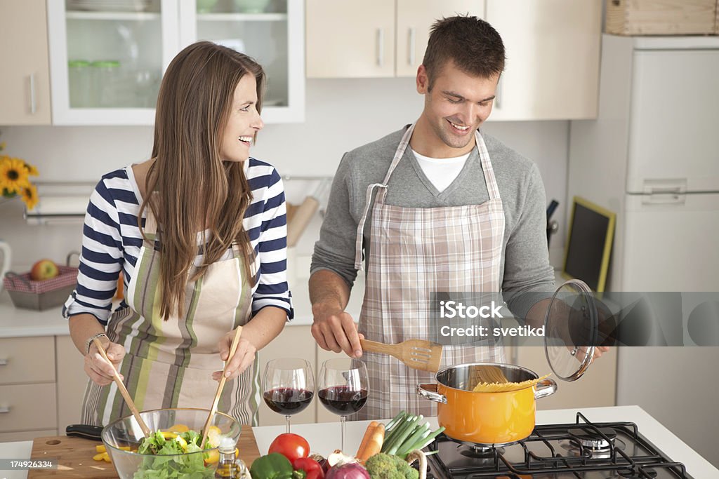 Pareja joven de cocina. - Foto de stock de 30-39 años libre de derechos