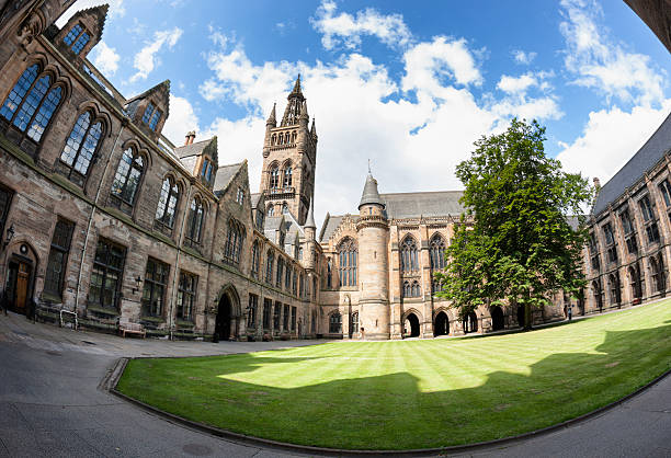 glasgow university-est quadrangle - glasgow tower foto e immagini stock