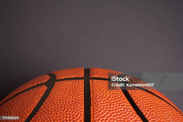 Baketball Su Nero - Fotografie stock e altre immagini di Basket - Basket, Close-up, Composizione orizzontale