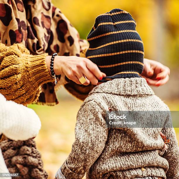 Mutter Putting Auf Sohn Hut Stockfoto und mehr Bilder von Ein Elternteil - Ein Elternteil, Familie mit einem Kind, Im Freien