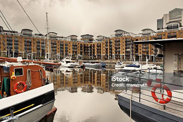Docklands A Londra - Fotografie stock e altre immagini di Banchina - Banchina, Barca a vela, Città