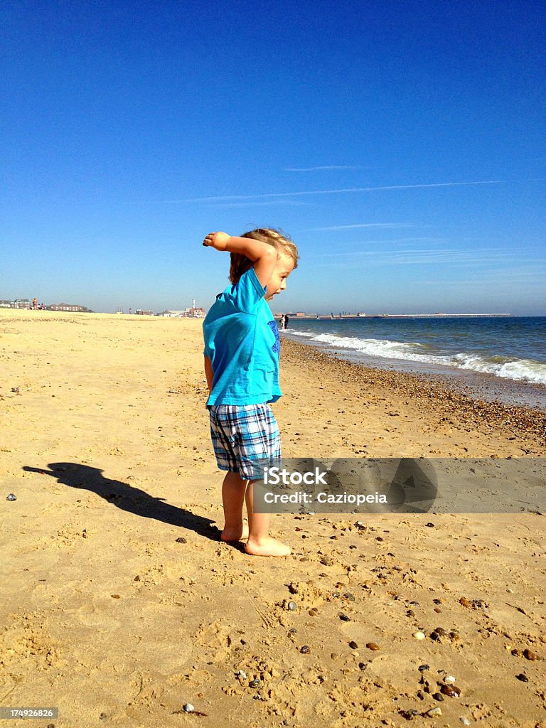 Kleiner Junge spielt am Strand - Lizenzfrei 12-17 Monate Stock-Foto