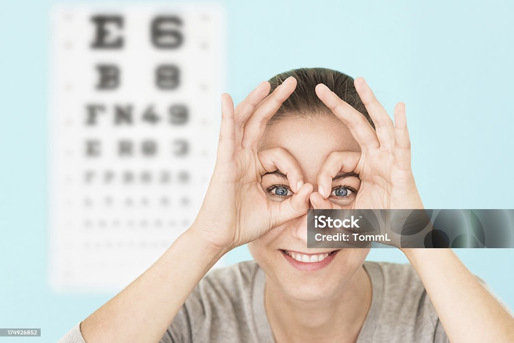 Besoin de lunettes - Photo de Examen de la vision libre de droits