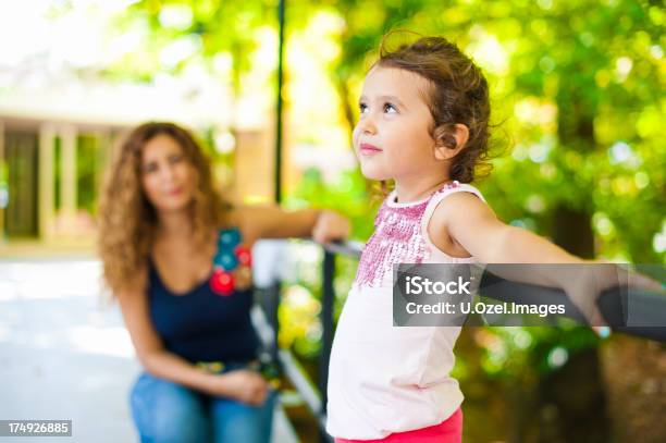 Pequena Menina No Parque - Fotografias de stock e mais imagens de 2-3 Anos - 2-3 Anos, Adulto, Ao Ar Livre