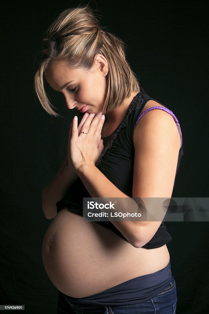 Kobiety w ciąży na czarnym-pomodlić się - Zbiór zdjęć royalty-free (Biały)