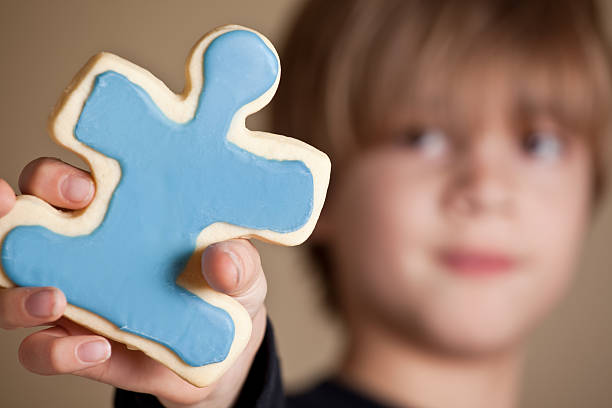 niño que toma de la pieza de rompecabezas azul helado de galletas - short game fotografías e imágenes de stock