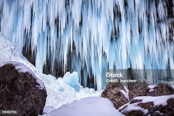 Zamrożony Wodospad - zdjęcia stockowe i więcej obrazów Góra lodowa - formacja lodowa - Góra lodowa - formacja lodowa, Respekt, Sopel