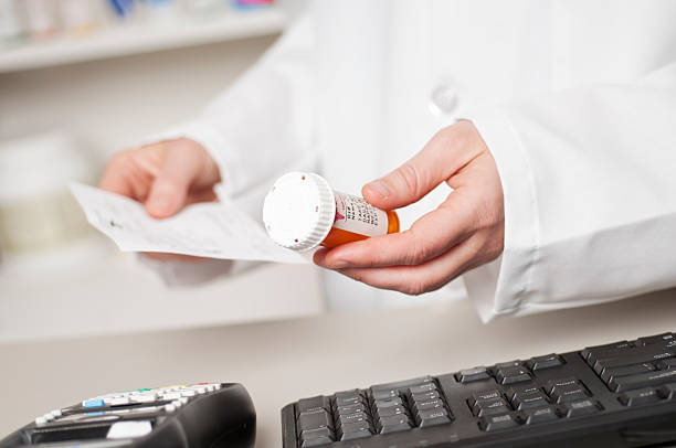 farmacéutico - pill bottle pharmacy medicine shelf fotografías e imágenes de stock