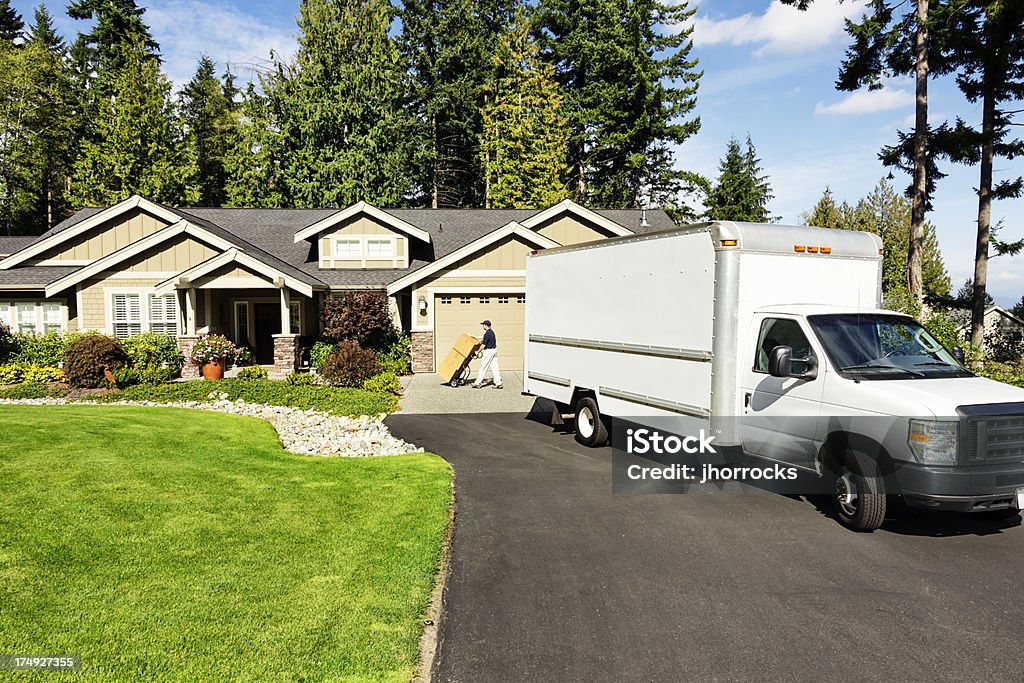 Livraison homme avec camion - Photo de Camion de déménagement libre de droits