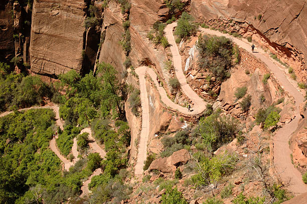 zigzagueante camino - steep road footpath moving down fotografías e imágenes de stock