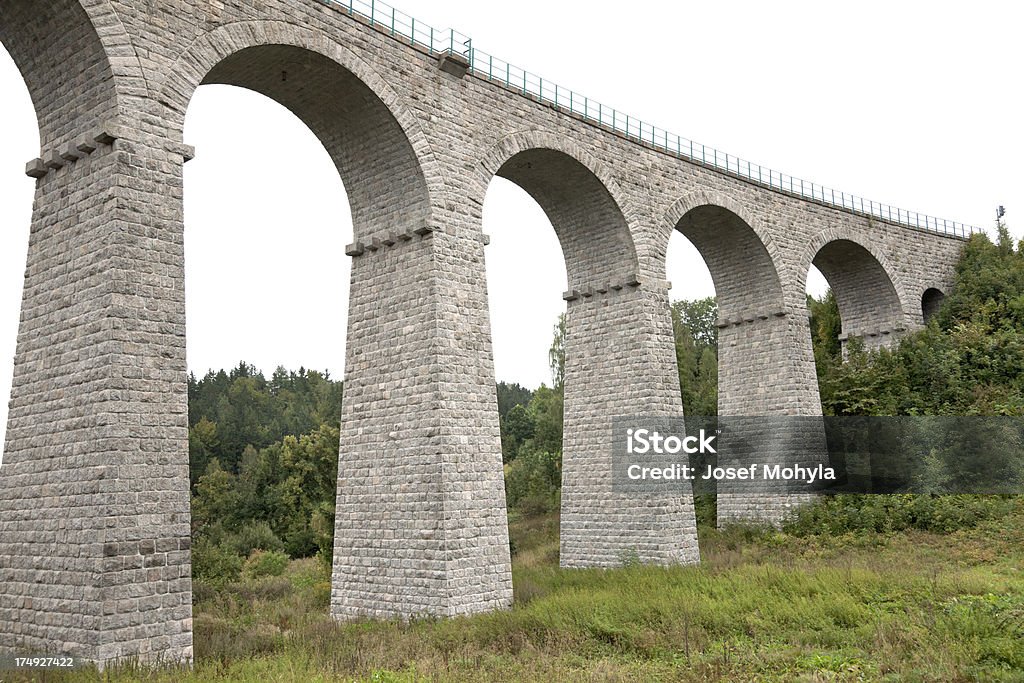 Выгнутых Железнодорожный viaduct - Стоковые фото Арка - архитектурный элемент роялти-фри