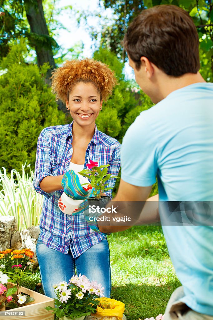 Jovem casal juntos de jardinagem. - Foto de stock de Adulto royalty-free