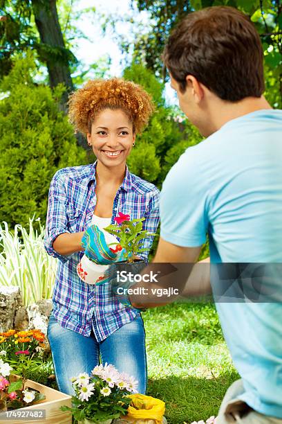 Casal Jovem Jardinagem Juntos - Fotografias de stock e mais imagens de Adulto - Adulto, Afro-americano, Alegria