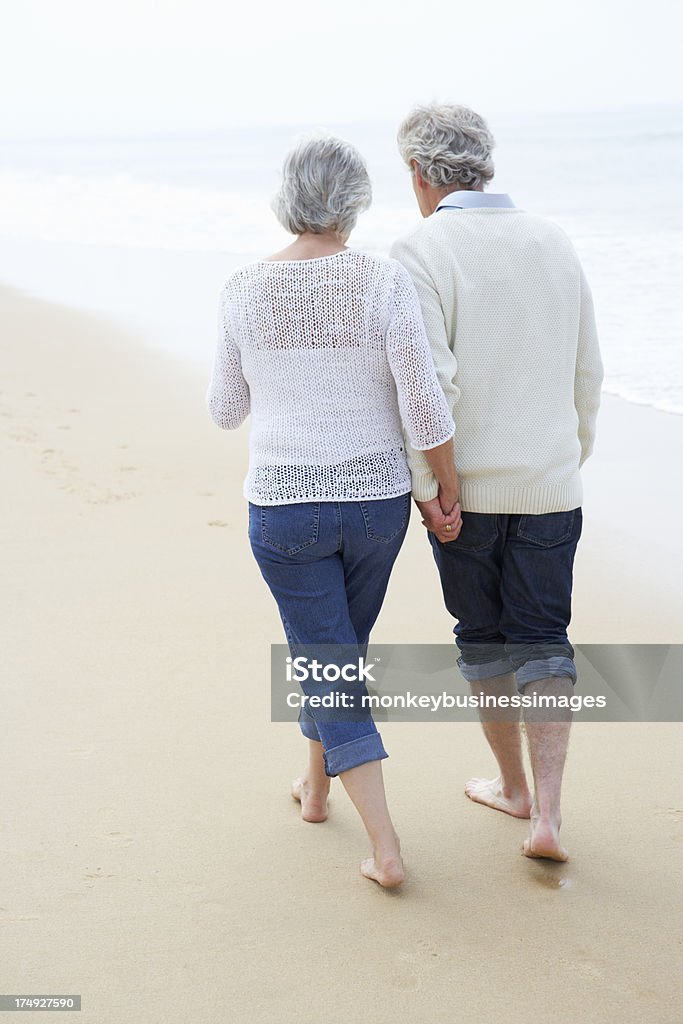 Altes Paar zu Fuß am Strand entlang - Lizenzfrei Gehen Stock-Foto