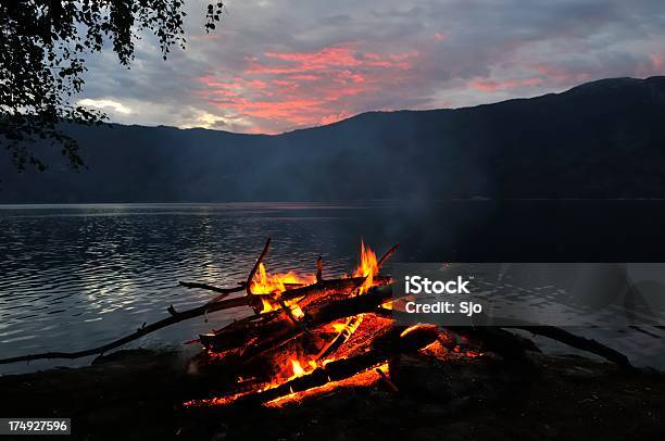 Ognisko Obozowe W Sognefjord - zdjęcia stockowe i więcej obrazów Bez ludzi - Bez ludzi, Biwakować, Brzask