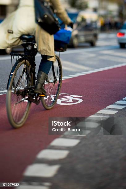 Mujer En Bicicleta En El Foto de stock y más banco de imágenes de Andar en bicicleta - Andar en bicicleta, Ciudad, Bicicleta