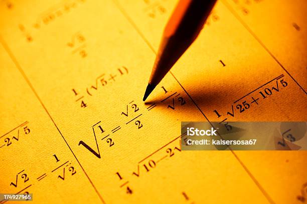 Fórmula - Fotografias de stock e mais imagens de Álgebra - Álgebra, Calcular, Conceito