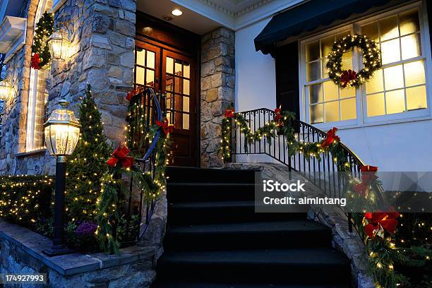 Рождественские Украшения — стоковые фотографии и другие картинки Дверь - Дверь, Венок, Рождество