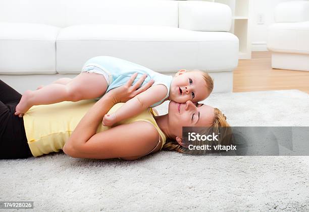 Madre Y Bebé Jugando En La Sala De Estar De La Suite White Foto de stock y más banco de imágenes de Moqueta