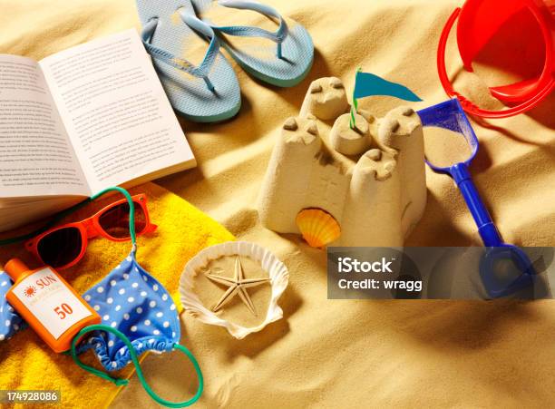 Construir Castillos De Arena En La Playa Leyendo Un Libro Y Flip Flops Foto de stock y más banco de imágenes de Almeja - Animal