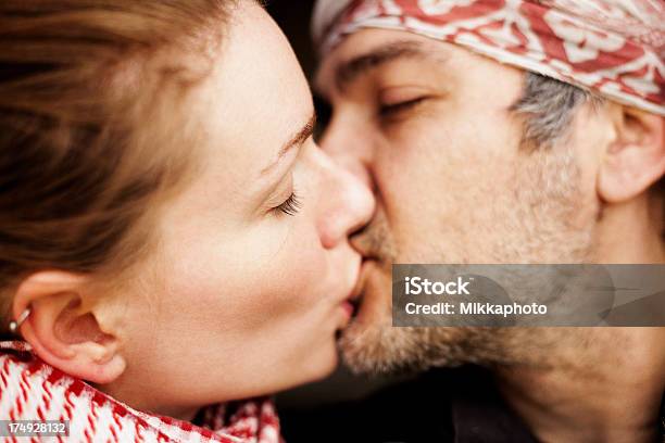 Beso Foto de stock y más banco de imágenes de Primer plano - Primer plano, 40-44 años, Enamorarse