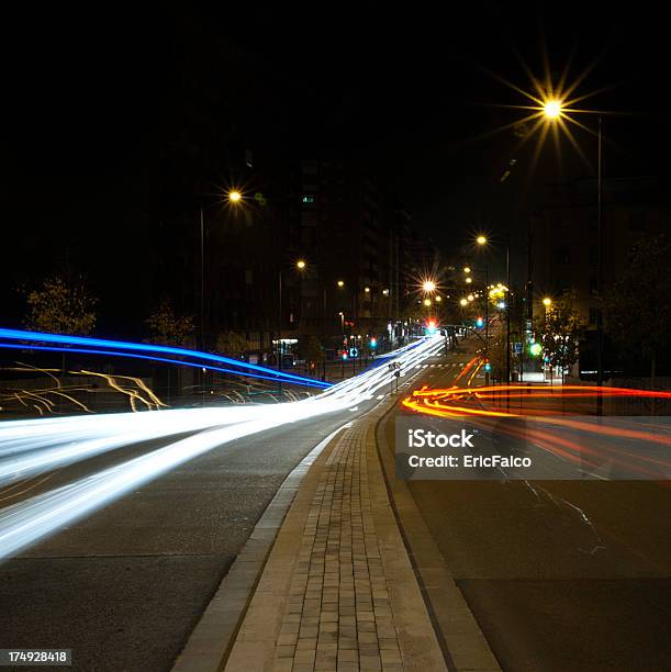 Calle Urbana Por La Noche Foto de stock y más banco de imágenes de Aire libre - Aire libre, Calle, Calle principal - Calle