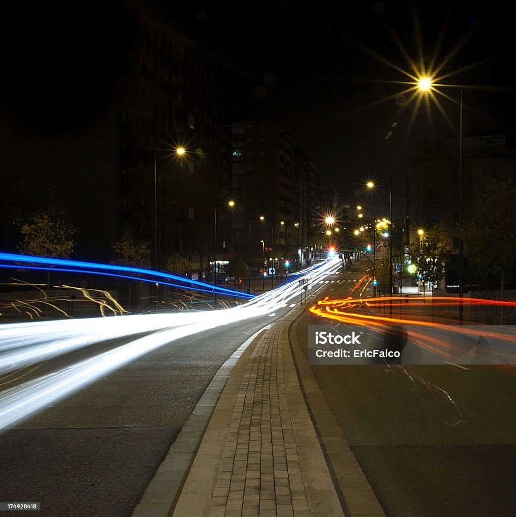 Voie urbaine de nuit - Photo de Circulation routière libre de droits
